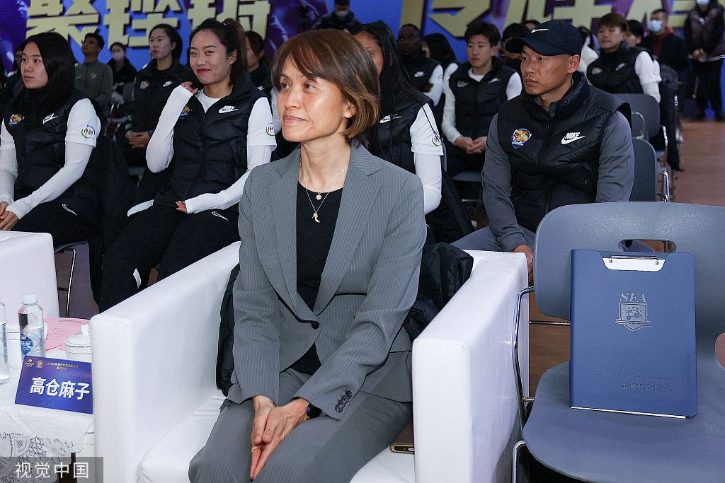 杨若晴打算出去走走，来到这个世界好几天了，一只窝在老杨家这后院巴掌大的地儿。